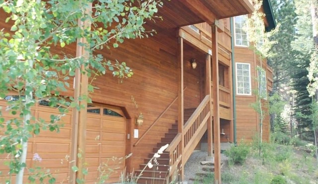 Beautiful Tahoe Chalet, 5 BR, 3 Bath, Hot Tub, Jacuzzi Bath, 3 Spacious Decks