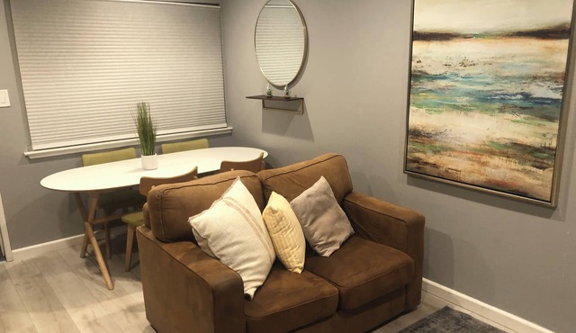 Belmont Hill: 1-BR Near Carlmont Shopping Center & Hiking Trails