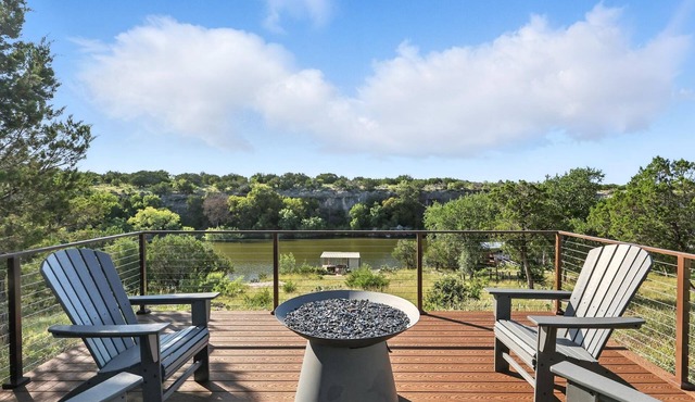 Bluff Creek Cabin | Sleeps 12 | Private Dock in Strawn