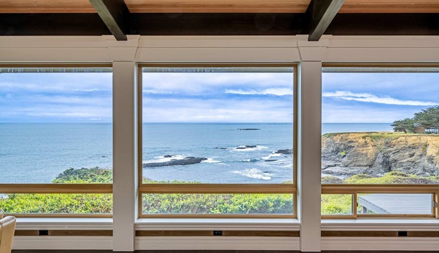 Blufftop home with hot tub & forever oceanfront views & private cottage