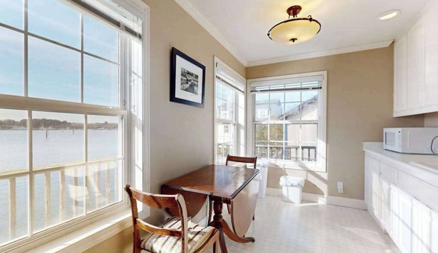 Bodega Bay waterfront studio cottage on stilts — 1 bed, gas fireplace