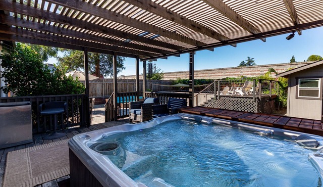 Bright 3 Bedroom Retreat with Outdoor Oasis & Spa