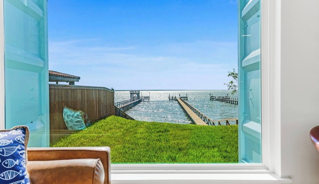 Castaways Cabin on Baffin Bay with Private Pier in Riviera