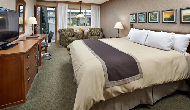 Cavalier Oceanfront Resort San Simeon | Standard King | Onsite Pools in San Simeon