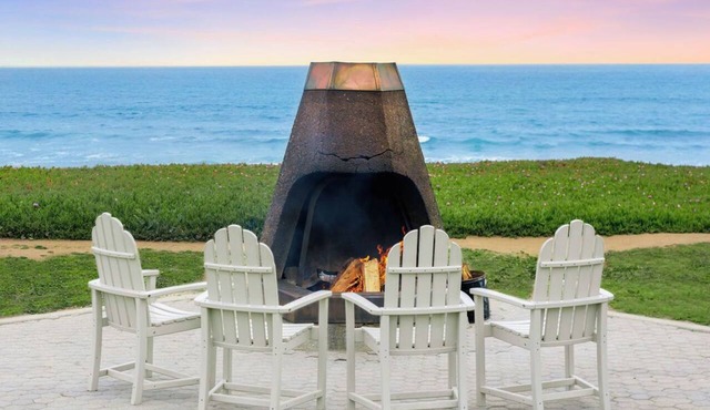 Cavalier Oceanfront Resort | Deluxe King Fireplace | San Simeon in San Simeon