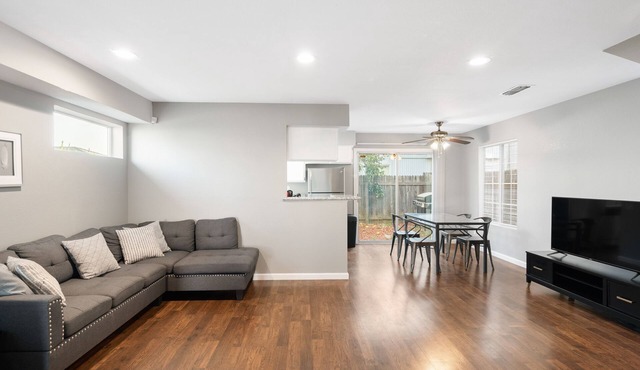 Central Sacramento Home ♛Queen Beds - Clse Hwys* take a look!