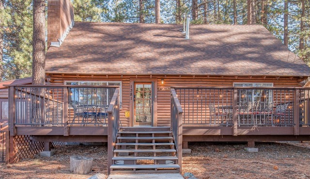 Centrally located in South Lake Tahoe, The Bijou Retreat offers three full bathrooms, a private hot tub, high-speed WiFi, and convenient access to Heavenly Resort, beaches, restaurants, and hiking trails.