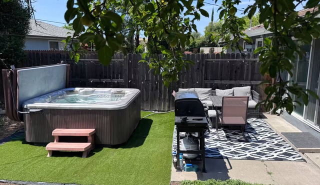 Charming 2-bedroom house with AC in pleasant Carmichael +Hot Tub