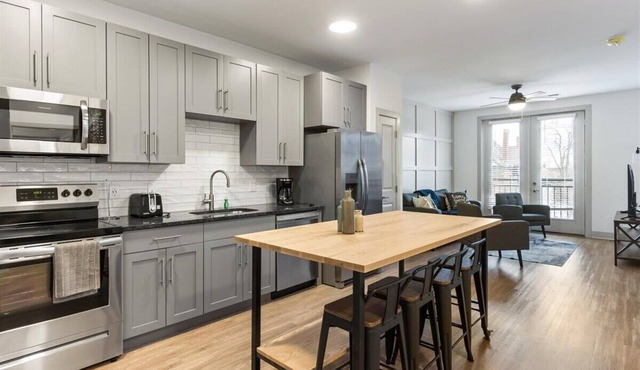 Charming 2BR/2BA Suites Near Downtown Cincinnati in Cincinnati