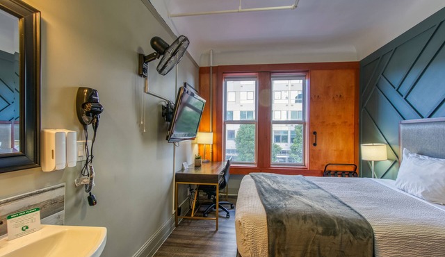 Charming and Cozy Room in Downtown