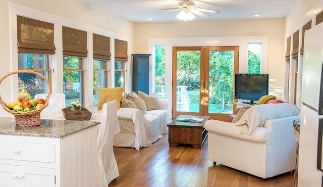 Charming farmhouse with 3 bedrooms and WiFi, AC in Geyserville