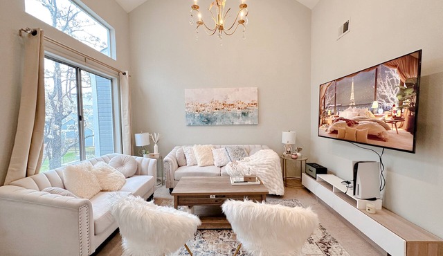 Charming Luxury 2BR w/Monitor & Adjustable desk