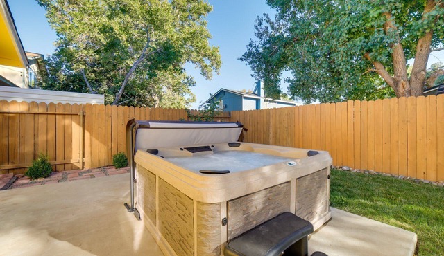 Christian Luxury 4 BR Home Hot Tub Fireplace BBQ Cal King Spacious in Sparks