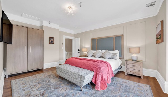 Classic California King room at bed & breakfast-downtown Napa w/pool & hot tub