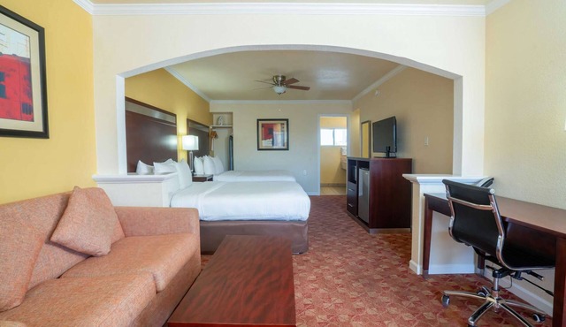 Close to Lake Mendocino + Free Breakfast. Pool.