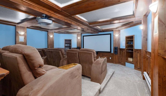Comfy Large Townhome with private hot tub in Eden