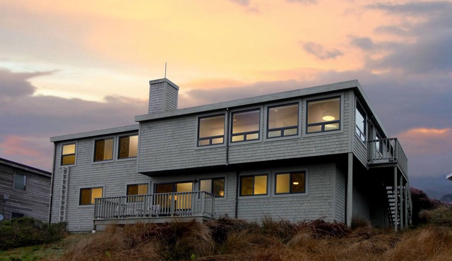 Contemporary Home overlooking the Pacific Ocean