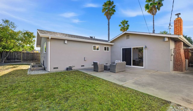 Cozy 3B in Central location w/spacious backyard