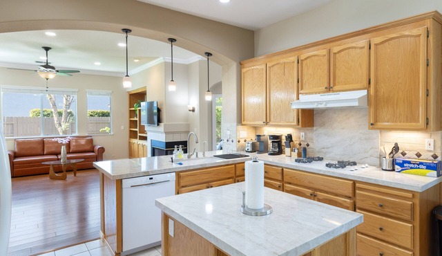 Cozy 3BR House: Family & Pet Friendly, Lovely Backyard, Fast WiFi, Free Parking