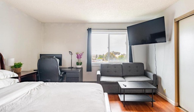 Cozy and Secure 3-Bedroom, 2-Bath Unit with 6 Beds and Beautiful Bay View