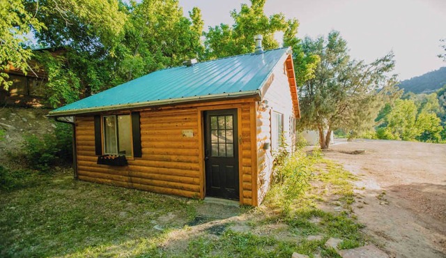 Cozy Cabin Retreat Near Zion with Sauna & hot tub. in Glendale