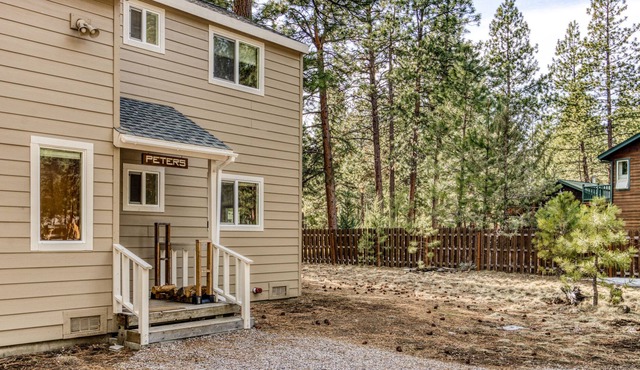 Cozy Cabin w/ Shared Pool & Tennis Courts - Near Town & Wilderness in Sisters