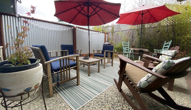 Cozy & chill modern cottage close to shops & beach