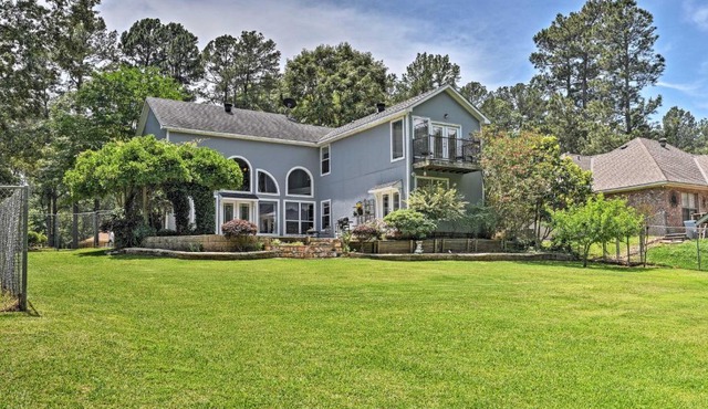 Cozy Lakefront Benton Home ~ 20 Mi to Shreveport! in Benton