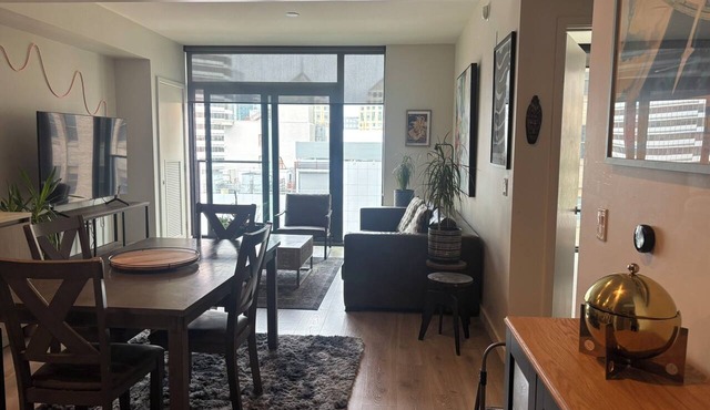 Cozy luxury high rise apartment in heart of downtown Oakland, 1 bedroom + office