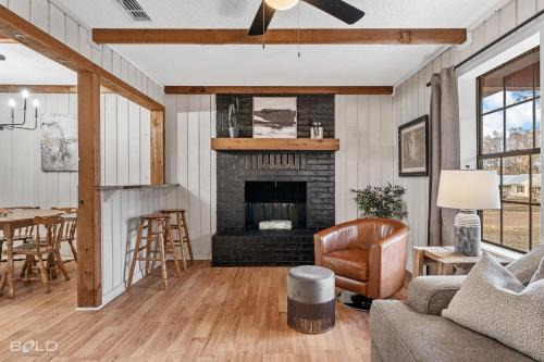 Cozy Modern Cabin Kayaks & Dock Access in Karnack