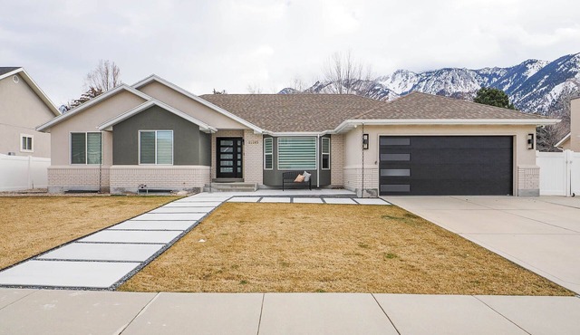 Cozy, Quiet East Bench Basement Apartment in Sandy