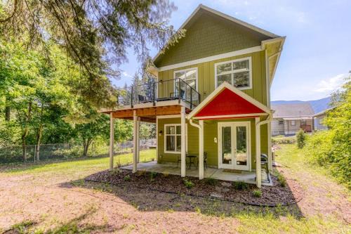 Dog-friendly studio with river view patio grill & shared W&D in Stevenson