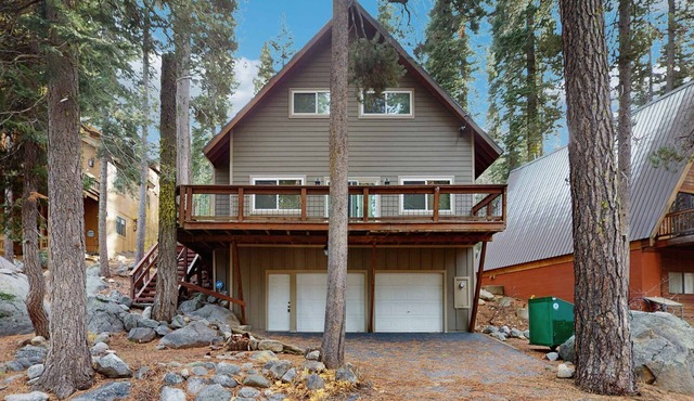 Donner Lake home with pool table - minutes to hiking, skiing & downtown