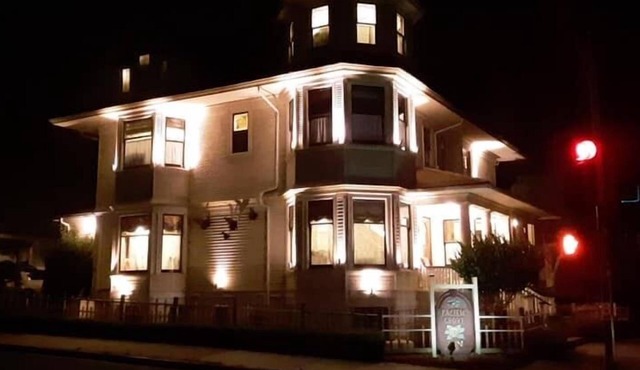 Duplex Historic House Near Ocean - Victorian 4 Bedroom Suite