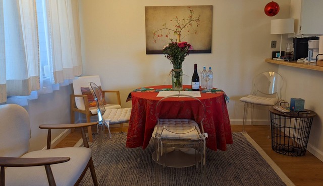 Easy access to Sonoma Town Square 4-5 blocks away.