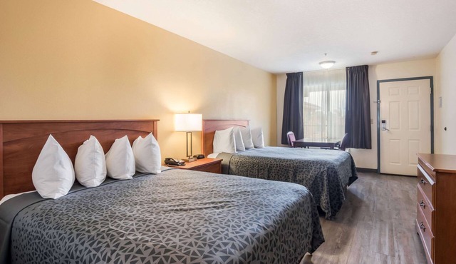 Econo Lodge Inn & Suites Lodi - Wine Country Area