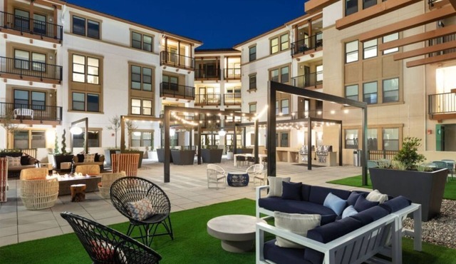 Elegant 1BR Condo w/Pool & Gym at Murphy Station