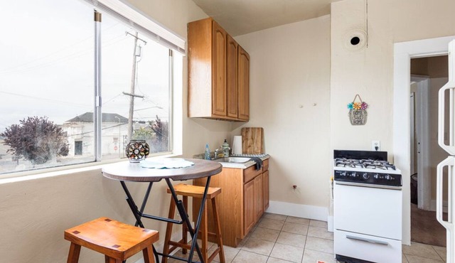 Elegant and Spacious West Oakland Flat Near Bart!