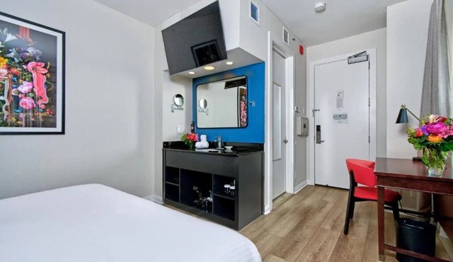 Elegant City View Suite in Historic Boutique Hotel Griffon in San Francisco