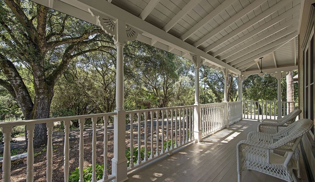 Enchanting Riverstone Retreat Healdsburg for 12, pool, firepit, 5 min downtown