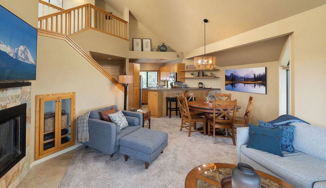 EV Charger-Private Hot Tub-25 mins to Mt Bachelor-5 mins to Old Mill in Bend