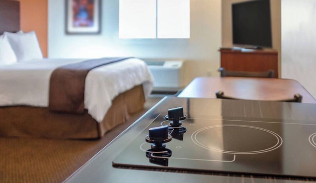 Explore Amarillo's Best, Spacious Room with Full Kitchen and Free Parking in Amarillo