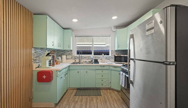 Explore the Bay Area! Comfortable Single Story Yard, A/C, Wifi, Parking, Laundry