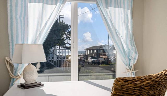 Exquisitely Maintained Cottage Inside and Out, Open Layout, One Block to Beach, *Pet Friendly* in Rockaway Beach