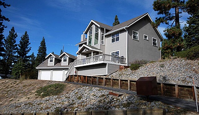 Family-Friendly Cottage with Mountain Views near Heavenly Ski Resort in South Lake Tahoe, California