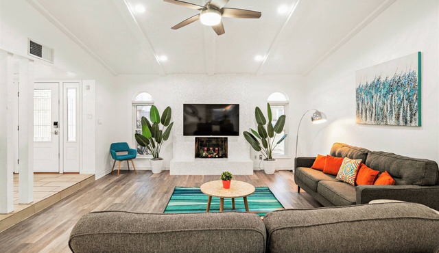 Family Friendly, King Bed, Nice Backyard, Cornhole, Grill, Foosball, Games in Plano
