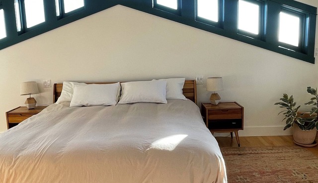 Farmhouse Retreat with Breathtaking Views of Mt. St. Helena – Perfect for Groups in Middletown