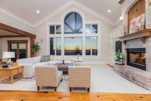 Farmington Oasis-Views Space & Comfort in Farmington