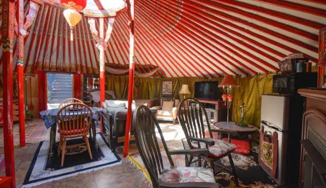 Foothills Yurt Glamping: Pool, Sauna & Hot Tub!