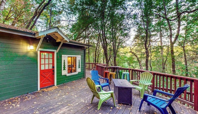 Forestville 1BR cabin with clawfoot hot tub & AC — dogs welcome